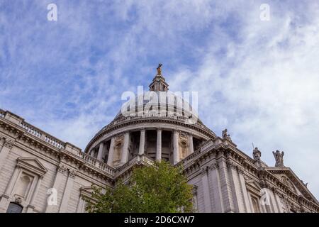 Die Kuppel der St Paul's Cathedral in der City of London vor einem blauen Herbsthimmel. 10. Oktober 2020. Foto: Neil Turner Stockfoto