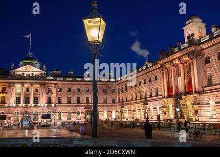 Die Konkursgebäude am Somerset House on the Strand im West End von London nach Einbruch der Dunkelheit an einem Herbstabend. 09. Oktober 2020. Foto: Neil Turner Stockfoto