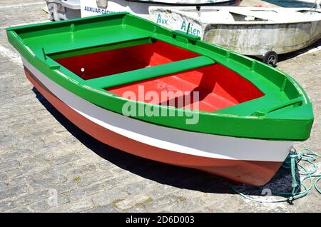 Corcubion, Spanien. Juli 11, 2020. Buntes galizisches Ruderboot aus Holz in einem Hafen. Rias Baixas, Provinz Coruña, Region Galicien. Stockfoto