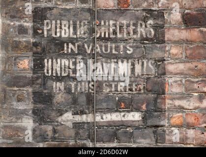 Verblasste bemalte Schild an der Wand in Westminster aus dem Zweiten Weltkrieg sagen, öffentliche Schutzräume in Gewölben unter Bürgersteigen in dieser Straße zu zeigen, wo Luftschutzbunker soll weg von Bombardierungen während des Blitzes zu bekommen. 28. April 2009. Foto: Neil Turner Stockfoto