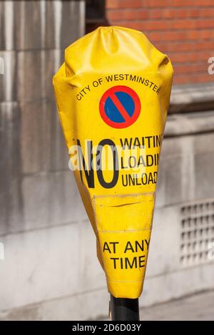 Westminster Parkuhr mit einer gelben Tasche bedeckt, die anzeigt, dass es außer Aktion ist und keine wartende Beladung zu jeder Zeit auslädt. 28. April 2009. Foto: Neil Turner Stockfoto