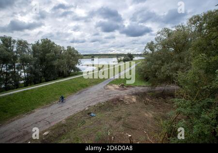 Wittenberge, Deutschland. Oktober 2020. Radfahrer sind auf dem Deich neben der Elbe. An dieser Stelle soll die neue Elbbrücke zwischen den Bundesländern im Abschnitt Seehausen-Nord und Wittenberge der künftigen Bundesautobahn 14 errichtet werden. Die sogenannte nördliche Erweiterung der A14 ist seit Jahren geplant und gebaut. Die neue 155 Kilometer lange Strecke wird die bestehende A14 von Magdeburg aus mit Schwerin und der Ostsee verbinden. Quelle: Jens Büttner/dpa-Zentralbild/dpa/Alamy Live News Stockfoto