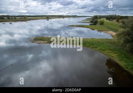 Wittenberge, Deutschland. Oktober 2020. Wolken spiegeln sich im Wasser der Elbe. An dieser Stelle soll im Zuge der künftigen Bundesautobahn 14 die neue Elbbrücke zwischen den Bundesländern im Abschnitt Seehausen-Nord und Wittenberge errichtet werden. Die sogenannte nördliche Erweiterung der A14 ist seit Jahren geplant und gebaut. Die neue 155 Kilometer lange Strecke wird die bestehende A14 von Magdeburg aus mit Schwerin und der Ostsee verbinden. Quelle: Jens Büttner/dpa-Zentralbild/dpa/Alamy Live News Stockfoto