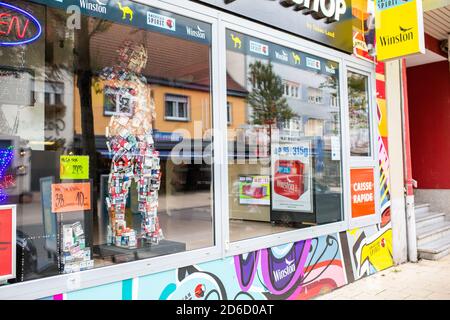 Kehl, Deutschland. Oktober 2020. Eine Figur aus Zigarettenschachteln steht im Schaufenster eines Ladens im Zentrum von Kehl. Die Stadt ist bei Franzosen wegen der Einkaufsmöglichkeiten nahe der Grenze zu teilweise günstigeren Preisen als in Frankreich beliebt. Quelle: Philipp von Ditfurth/dpa/Alamy Live News Stockfoto