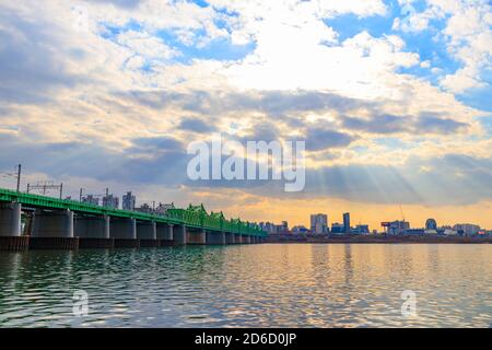 SEOUL, KOREA – 30. Januar 2020. Seoul Han River Railway Bridge und Seoul Subway. Seoul Korail Subway Service. Stockfoto
