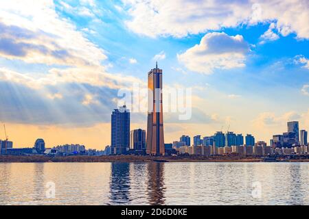 SEOUL, KOREA - 30. Januar 2020. Yeouido Hangang 63 Gebäude Sonnenuntergang Landschaft. Seoul Han Fluss Sonnenuntergang Landschaft. Stockfoto