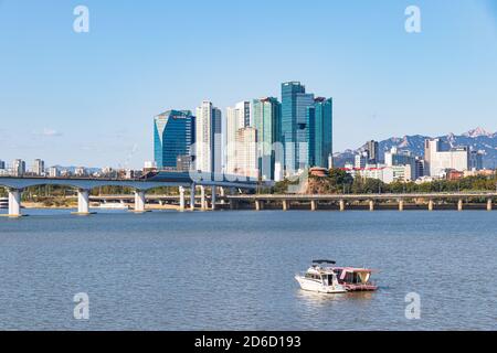 Seoul, Südkorea - 8. Oktober 2020. Landschaft am Han-Fluss in Seoul. Die Landschaft der nördlichen Flussstraße des Han-Flusses in Seoul. Stockfoto