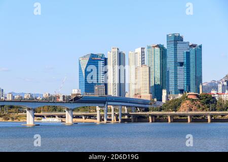 Seoul, Südkorea - 8. Oktober 2020. Landschaft am Han-Fluss in Seoul. Die Landschaft der nördlichen Flussstraße des Han-Flusses in Seoul. Stockfoto