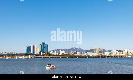 Seoul, Südkorea - 8. Oktober 2020. Landschaft am Han-Fluss in Seoul. Die Landschaft der nördlichen Flussstraße des Han-Flusses in Seoul. Stockfoto