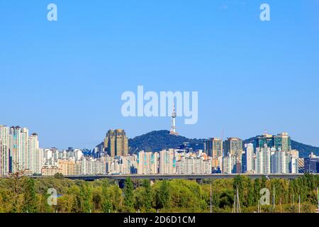 Seoul, Südkorea - 8. Oktober 2020. Landschaft am Han-Fluss in Seoul. Die Landschaft der nördlichen Flussstraße des Han-Flusses in Seoul. Stockfoto