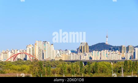 Seoul, Südkorea - 8. Oktober 2020. Landschaft am Han-Fluss in Seoul. Die Landschaft der nördlichen Flussstraße des Han-Flusses in Seoul. Stockfoto