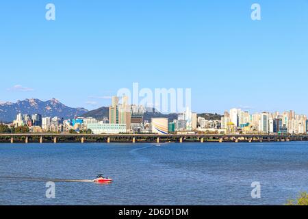 Seoul, Südkorea - 8. Oktober 2020. Landschaft am Han-Fluss in Seoul. Die Landschaft der nördlichen Flussstraße des Han-Flusses in Seoul. Stockfoto