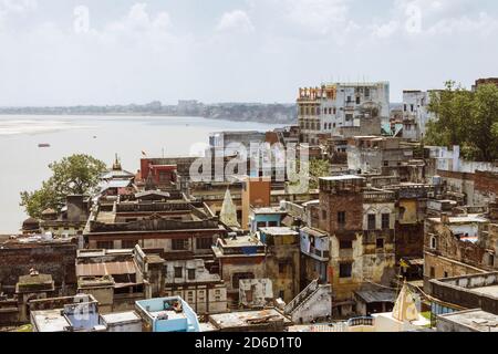 Varanasi, Uttar Pradesh, Indien : Hochwinkelansicht der Altstadt von Varanasi mit Ganges-Fluss im Hintergrund. Stockfoto