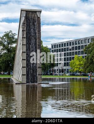 Invalidenpark mit sinkender Mauer monumentale Skulptur mit Brunnen & Teich von Christophe Girot, Mitte Berlin. Stockfoto