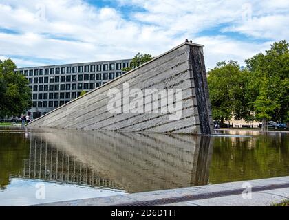 Invalidenpark mit sinkender Mauer monumentale Skulptur mit Brunnen & Teich von Christophe Girot, Mitte Berlin. Stockfoto