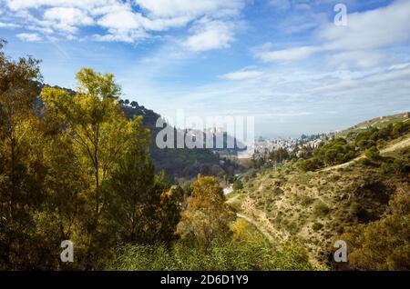 Granada, Spanien : Valparaiso Tal von der Abtei Sacromonte mit der Alhambra und Granada Stadt im Hintergrund gesehen. Stockfoto