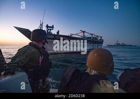 Am 15. Oktober 2020 unterstützte der Lenkraketen-Zerstörer USS Winston S. Churchill (DDG 81), der unter der Combined Maritime Forces (CMF) operierte, einen unter iranischer Flagge fahrenden Dau in Not im Arabischen Meer. Die Besatzung des Schiffes erklärte, dass ihr Motor wegen einer toten Batterie nicht starten würde und ihnen Nahrung und Wasser ausgehen. Churchills Bordteam versorgte die Seeleute mit Nahrung und Wasser und bat die Oman Coast Guard um Hilfe, als sie feststellten, dass sie keine Ersatzbatterie für das gestrandete Schiff hatten. Foto von U.S. Navy/Combined Maritime Forces/UPI Stockfoto