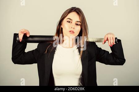 Das Spiel. Schön und gefährlich. Business Strategie. Aggressiv. Business Lady Boss. Entscheidende Aktionen. Vertrauen und Stärke. Frau hübsches Mädchen tragen formalen Jacke und halten Sie Baseball Bat. Stockfoto