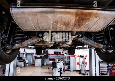 Nahaufnahme des Autos auf einem Aufzug im Auto Reparaturservice Stockfoto