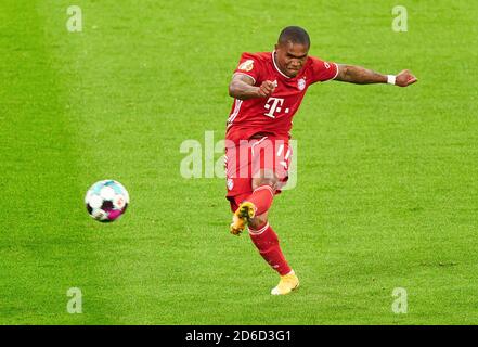 Douglas COSTA, FCB 11 FC BAYERN MÜNCHEN - 1.FC DUEREN DFB-Pokal erste Runde, Deutsche Fußball-Trophäe , München, Oktober 15, 2020 Saison 2020/2021, Fußball, München, München © Peter Schatz / Alamy Live News Stockfoto