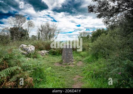 Die Triangulationssäule auf Warton Crag, Carnforth, Lancashire, Großbritannien. Stockfoto