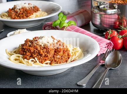 Traditionelle Spaghetti Bolognese mit Parmesankäse auf einem Nudelteller Stockfoto