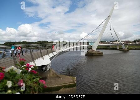 18.07.2019, Derry, Nordirland, Vereinigtes Königreich - die Friedensbrücke (gefördert von der EU, eröffnet 2011), die modernistische Brücke über den Fluss Foyle ist ein sym Stockfoto