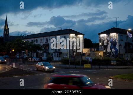 17.07.2019, Derry, Nordirland, Vereinigtes Königreich - Häuser mit Wandtapeten im katholischen Viertel Bogside, nur wenige Meter von der Stelle der BL entfernt Stockfoto