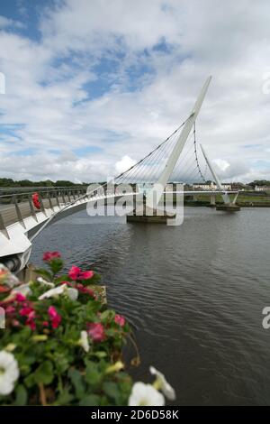 18.07.2019, Derry, Nordirland, Vereinigtes Königreich - die Friedensbrücke (gefördert von der EU, eröffnet 2011), die modernistische Brücke über den Fluss Foyle ist ein sym Stockfoto