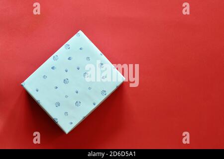 Geschenkbox mit rosa Textur auf rotem Hintergrund Stockfoto