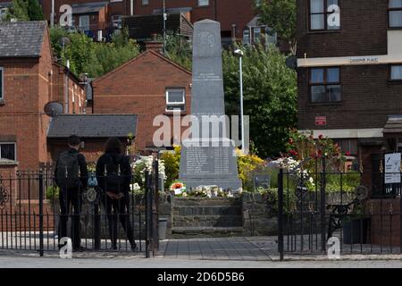 18.07.2019, Derry, Nordirland, Vereinigtes Königreich - Gedenkstätte mit den Namen der Opfer des Blutsonntags 30. Januar 1972 in den Sümpfen Stockfoto