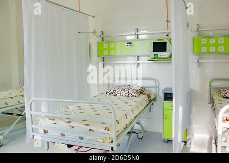 Zimmer mit Betten im Krankenhaus. Stockfoto