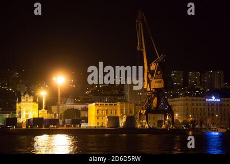 18.06.2020, Rijeka, Primorje-Gorski Kotar, Kroatien - Ladekran am Hafen in der Nähe des Stadtzentrums. 00A200618D679CAROEX.JPG [MODELLVERSION: NICHT APPLI Stockfoto