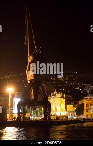 18.06.2020, Rijeka, Primorje-Gorski Kotar, Kroatien - Ladekran am Hafen im Stadtzentrum. 00A200618D691CAROEX.JPG [MODELLVERSION: NICHT APPLICA Stockfoto