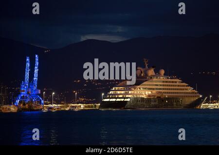 18.06.2020, Rijeka, Primorje-Gorski Kotar, Kroatien - die Mega-Yacht Scenic Eclipse am Dock, Ladekran beleuchtet auf der linken Seite. 00A200618D610CA Stockfoto