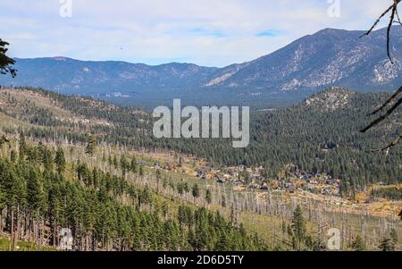 TAHOE VALLEY, CAL, USA - 14. Okt 2020: Blick über Tahoe Valley, South Lake Tahoe und Stateline, Nevada von Angora Ridge im Lake Taho Stockfoto