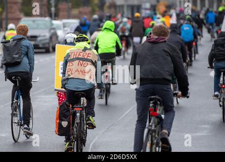 Berlin, Deutschland. Oktober 2020. Demonstranten fahren nach einer Kundgebung von "Fridays for Future" während einer Fahrraddemonstration durch die Berliner Innenstadt. 'Fridays for Future' zeigt, dass das 1.5-Grad-Ziel erreicht wird. Quelle: Christophe Gateau/dpa/Alamy Live News Stockfoto