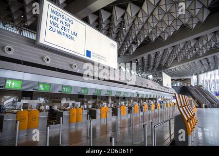 28.06.2020, Frankfurt am Main, Hessen, Deutschland - Leere Lufthansa Check-in-Schalter im Terminal 1 (Abflüge) am Frankfurter Flughafen aufgrund der Corona c Stockfoto