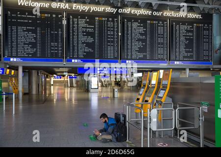 28.06.2020, Frankfurt am Main, Hessen, Deutschland - einsamer Passagier im Terminal 1 (Abflug) am Frankfurter Flughafen wegen der Coronakrise. 00A200 Stockfoto