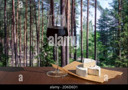 Ein Glas Rotwein mitten im Wald. Blick von einem Restaurant Stockfoto