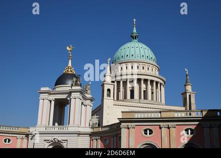 22.09.2020, Potsdam, Brandenburg, Deutschland - Blick vom Innenhof des brandenburger landtags auf das Fortunaportal und die Kuppel der Ni Stockfoto