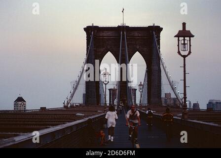 03.09.2020, New York City, New York, USA - Weg für Passanten auf der Brooklyn Bridge, Blick Richtung Brooklyn. 0AD940625D014CAROEX..JPG [MODELLRELE Stockfoto