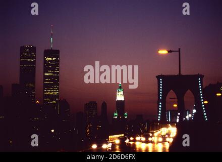 25.06.1994, New York City, New York, USA - Teil der Skyline von Manhattan mit dem World Trade Center, von der Brooklyn Bridge aus gesehen Stockfoto