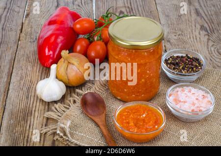 Soße, eine Vorspeise aus saisonalem Gemüse im Glas. Studio Foto Stockfoto