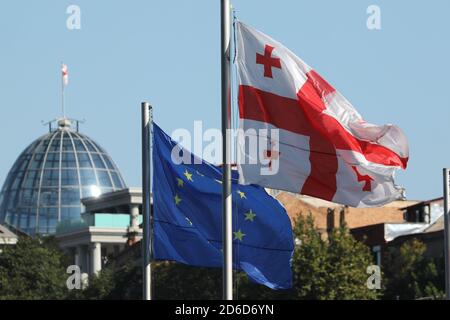 18.09.2019, Tiflis, , Georgien - Nationalflagge von Georgien und die europäische Flagge. 00S190918D006CAROEX.JPG [MODELLVERSION: NICHT ZUTREFFEND, EIGENSCHAFTSRELE Stockfoto