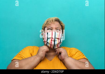 Glücklich plus size Frau trägt Gesichtsmaske Porträt - kurvig Übergewicht Modell mit Spaß posiert vor der Kamera - vorbei Größe selbstbewusste Person Konzept Stockfoto