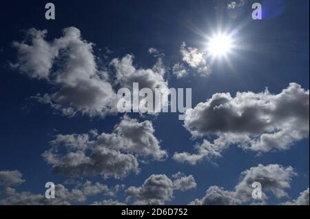 12.05.2020, Berlin, , Deutschland - die Sonne scheint am wolkigen Himmel. 00S200512D341CAROEX.JPG [MODEL RELEASE: NOT APPLICABLE, PROPERTY RELEASE: NO (C) CAR Stockfoto