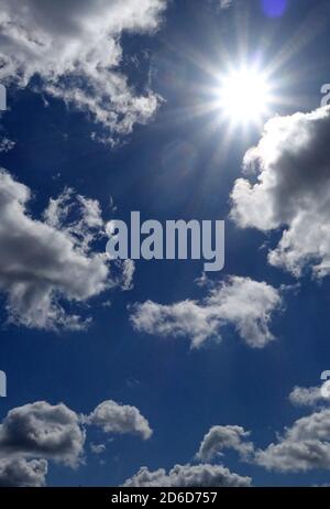 12.05.2020, Berlin, , Deutschland - die Sonne scheint am wolkigen Himmel. 00S200512D340CAROEX.JPG [MODEL RELEASE: NOT APPLICABLE, PROPERTY RELEASE: NO (C) CAR Stockfoto