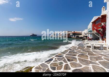 Mykonos Insel, Blick auf Little Venice (Mikri Venetia) wahrscheinlich der ikonischste Teil von Chora Dorf. Stockfoto