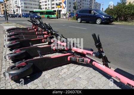 06.08.2020, Berlin, , Deutschland - E-Scooter des Anbieters voiscalleroters liegen am Straßenrand. 00S200806D663CAROEX.JPG [MODELLVERSION: NEIN, EIGENTUM Stockfoto